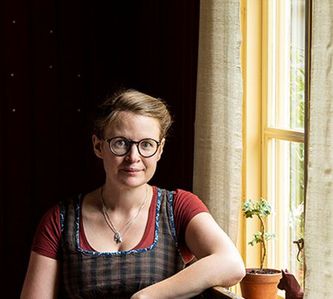 Sara Kånåhols vid en av sina vackra gardiner